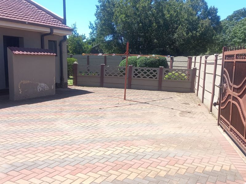 ✨ Spacious 3-Bedroom Family Home with Modern Comfort & Style - Photo 2