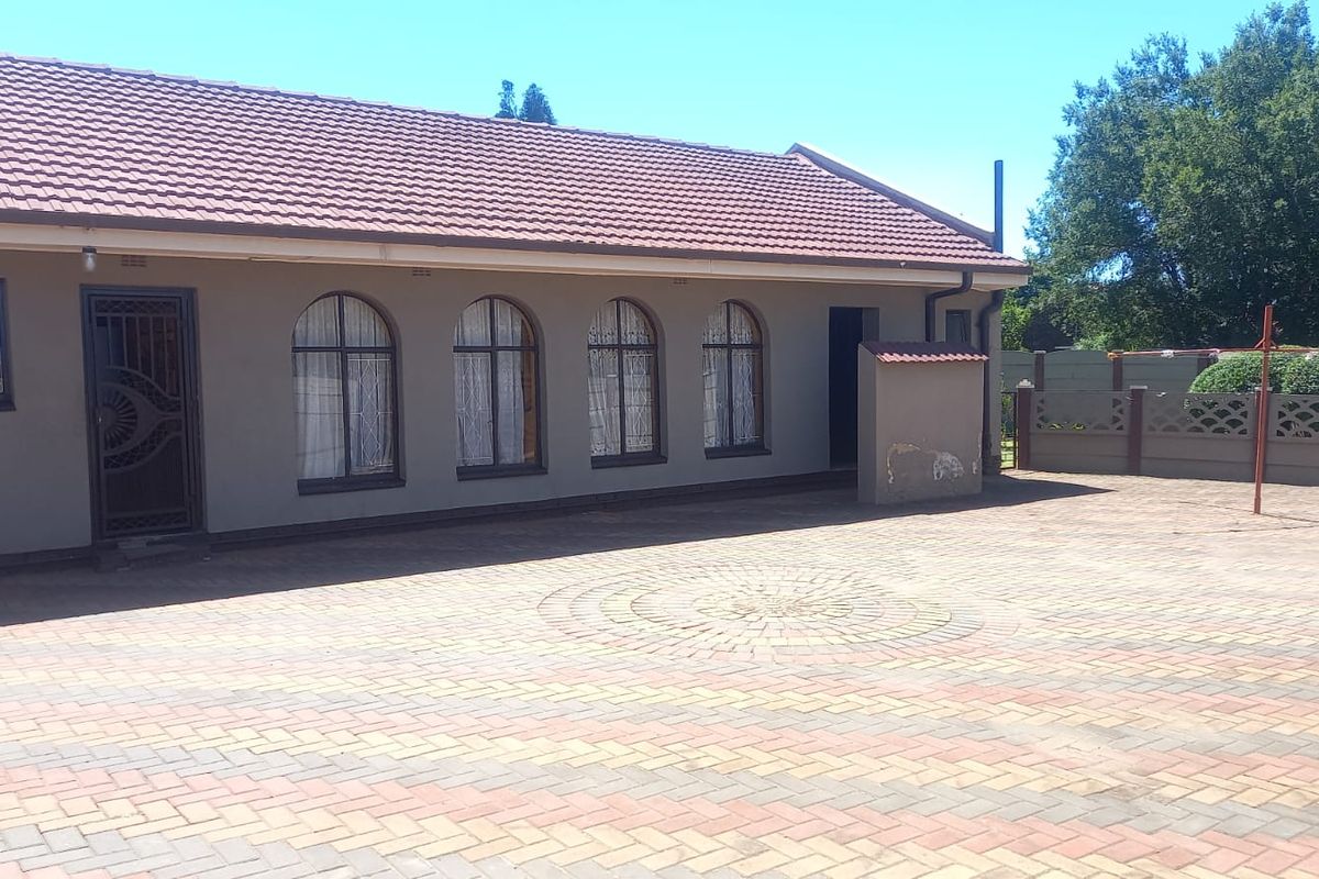 ✨ Spacious 3-Bedroom Family Home with Modern Comfort & Style - Photo 3