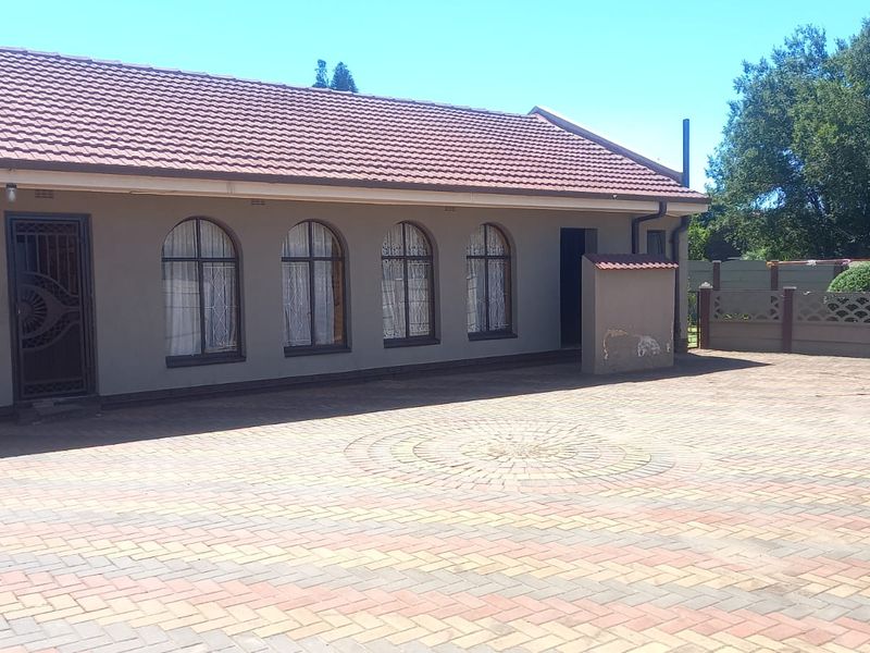 ✨ Spacious 3-Bedroom Family Home with Modern Comfort & Style - Photo 3