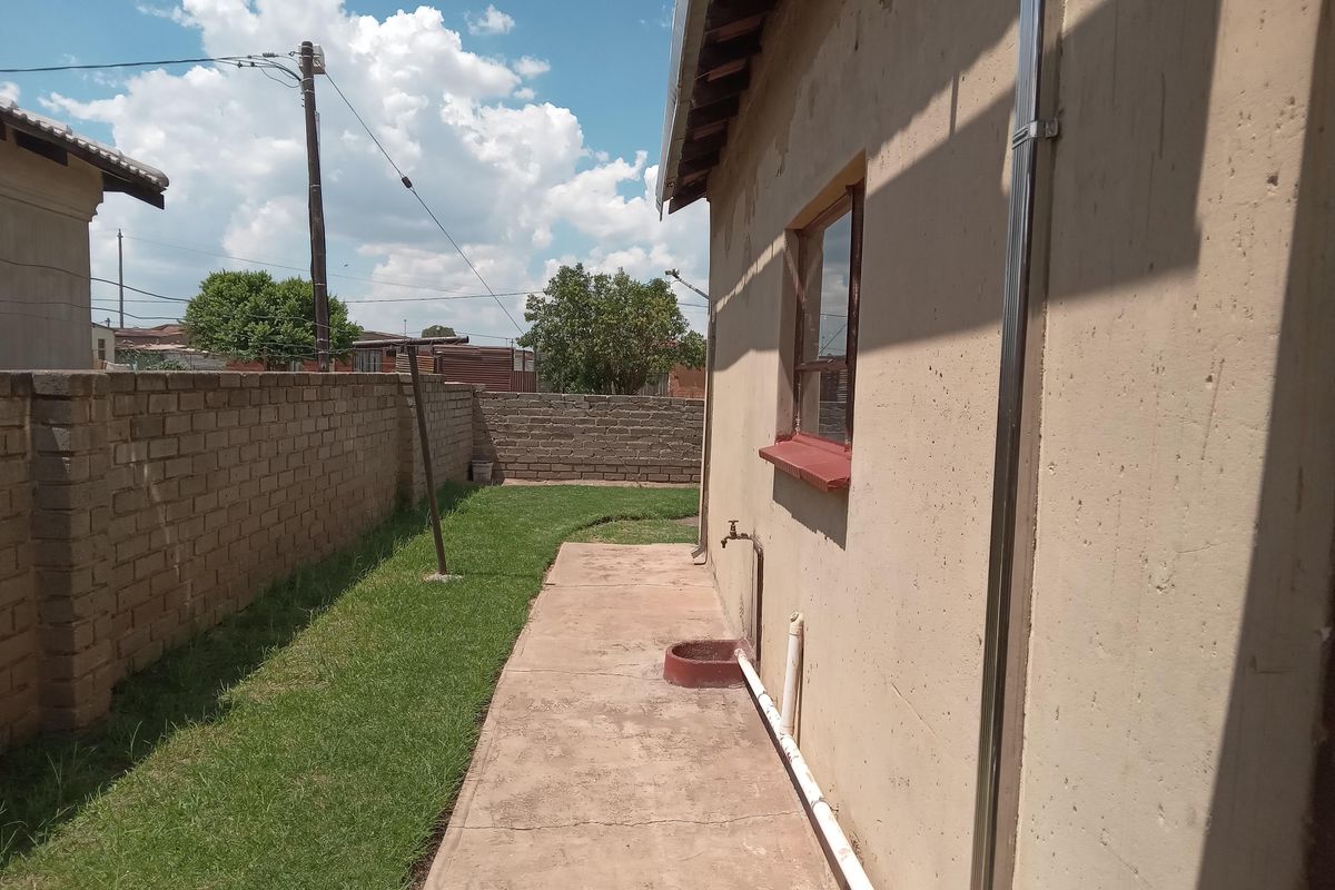 Corner property with 2 Bedrooms with open plan living - Photo 3