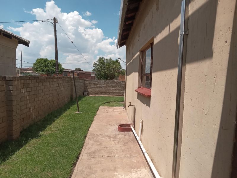 Corner property with 2 Bedrooms with open plan living - Photo 3