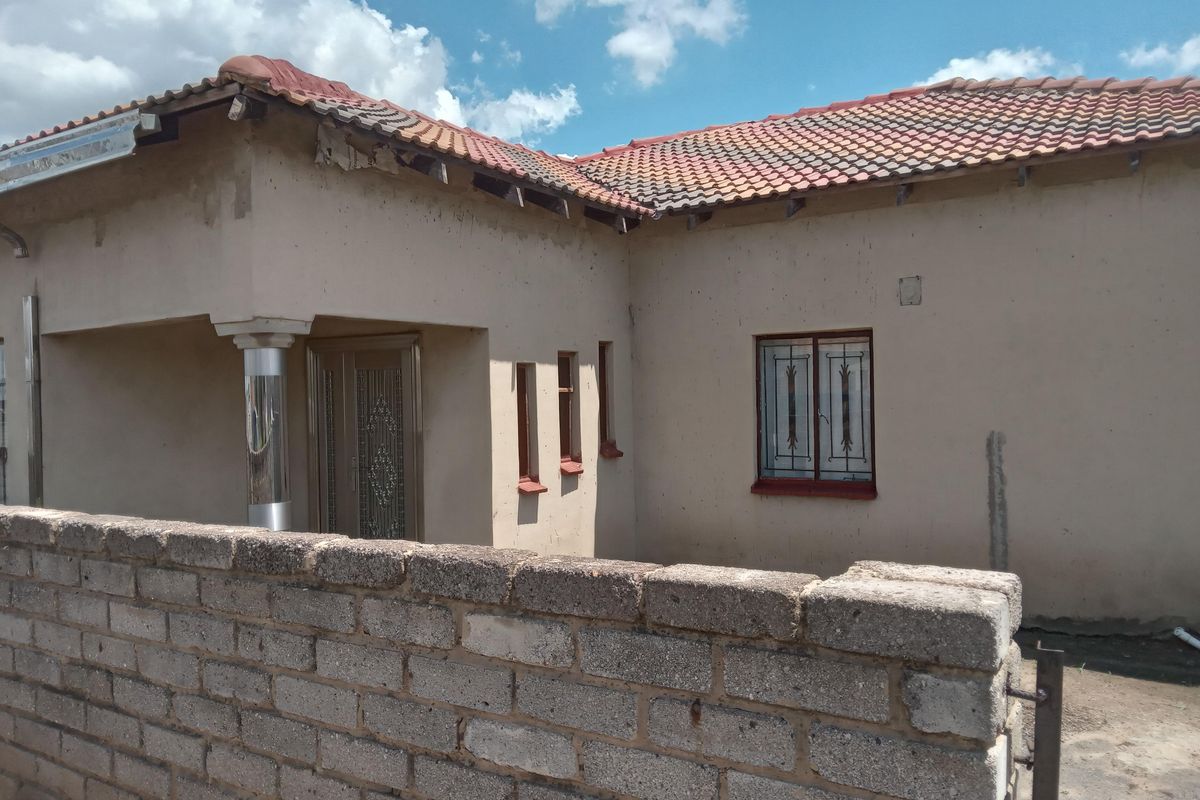 Corner property with 2 Bedrooms with open plan living - Photo 2
