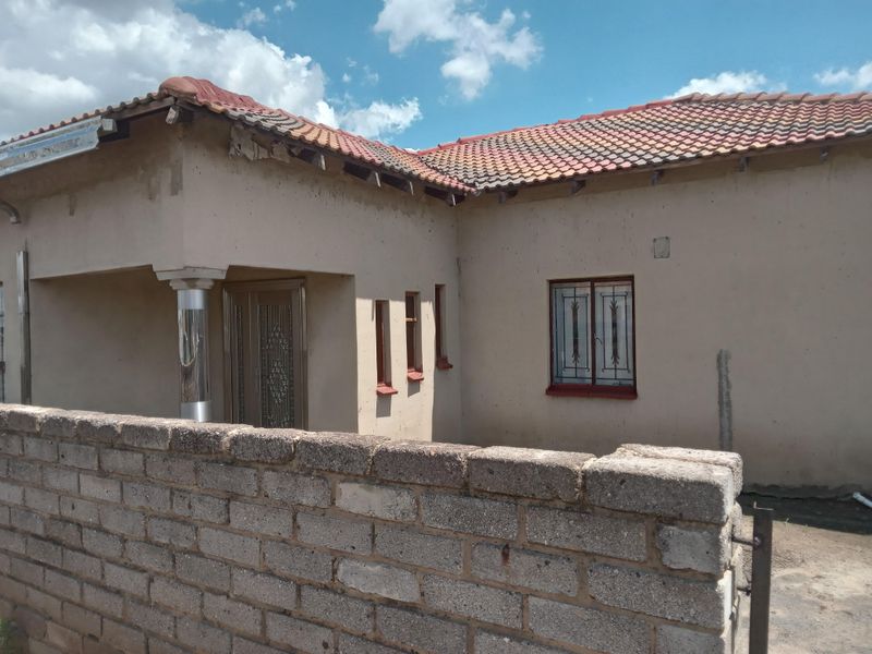 Corner property with 2 Bedrooms with open plan living - Photo 2