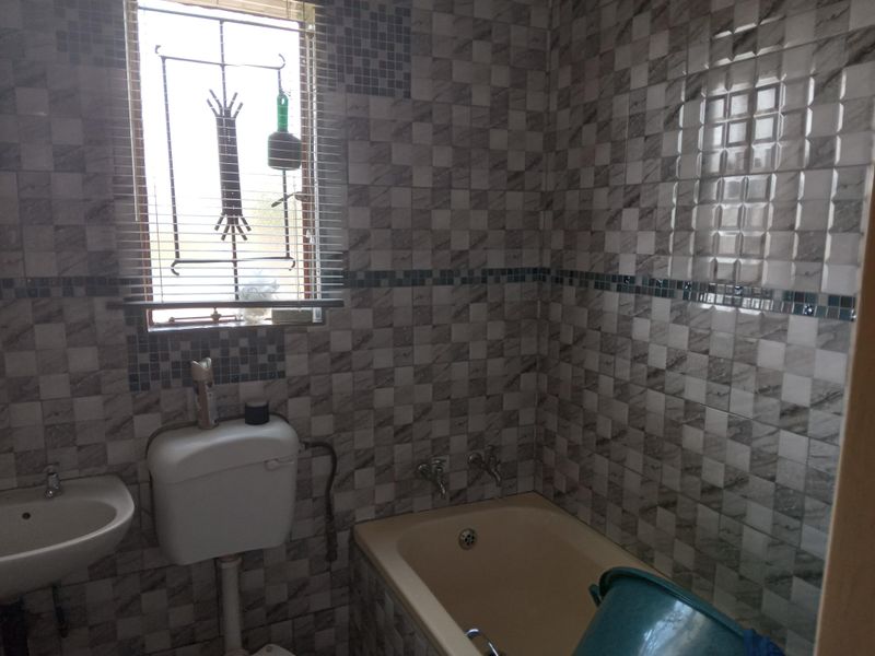 Corner property with 2 Bedrooms with open plan living - Photo 10