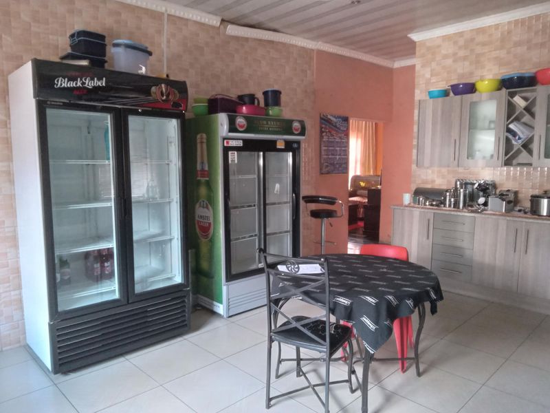 Corner property with 2 Bedrooms with open plan living - Photo 7