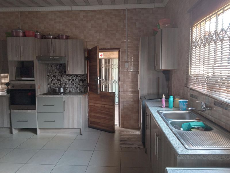 Corner property with 2 Bedrooms with open plan living - Photo 8