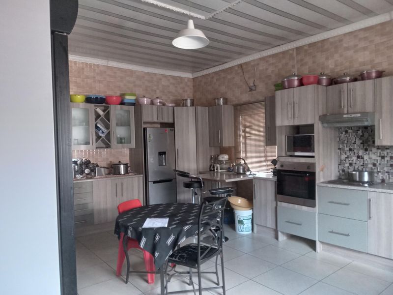Corner property with 2 Bedrooms with open plan living - Photo 9
