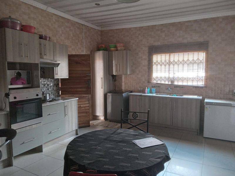 Corner property with 2 Bedrooms with open plan living - Photo 6