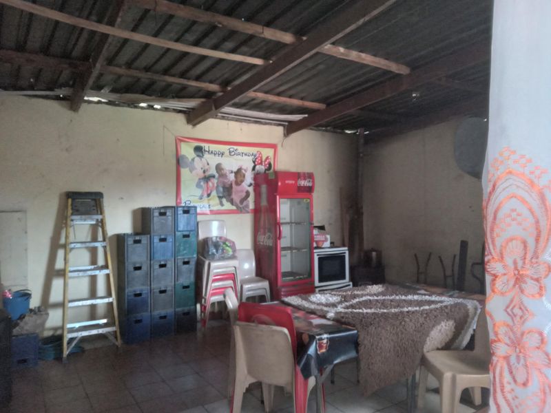 Corner property with 2 Bedrooms with open plan living - Photo 4
