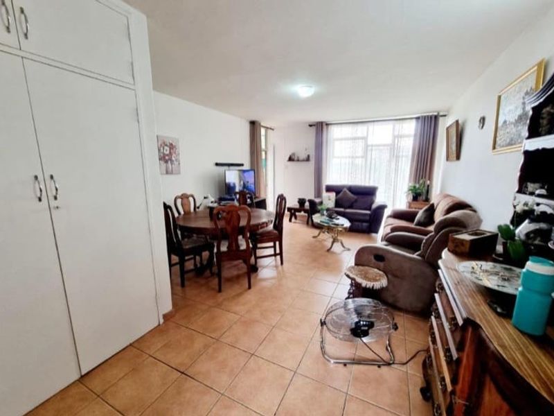 Spacious 2-Bedroom Apartment Next to Vaal Mall - Photo 2