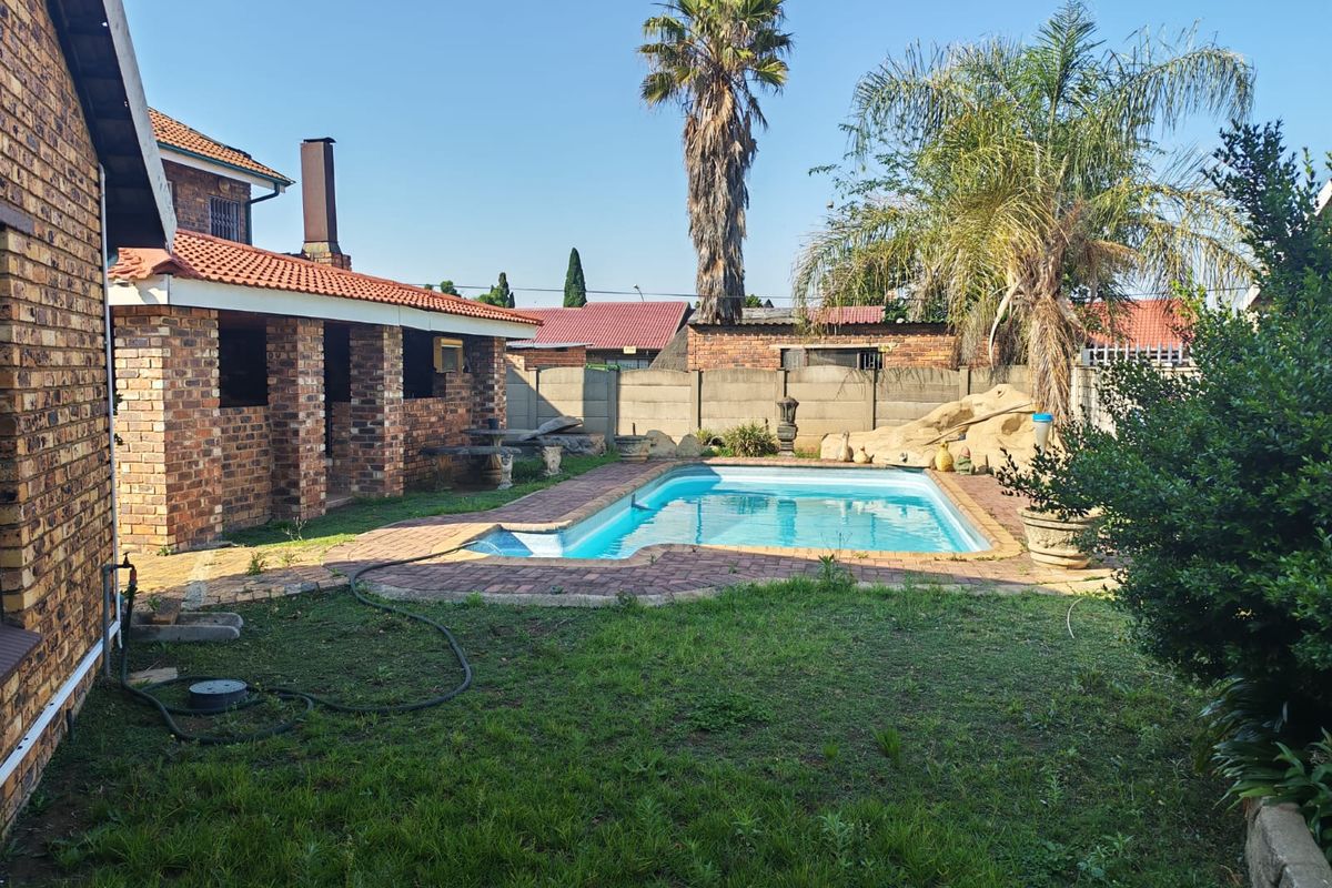 🔥 Elegant Family Living Meets Entertainer’s Dream Home 🔥 - Photo 5