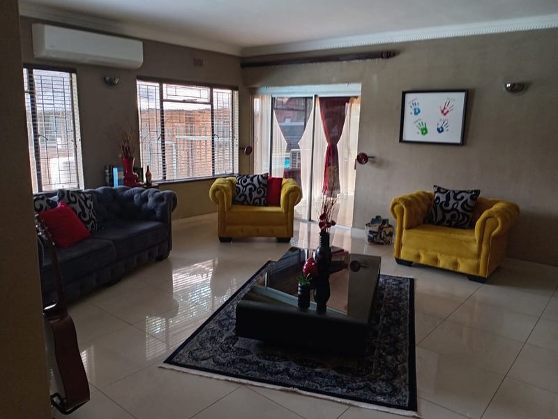 🏡✨ JUST LISTED ✨🏡 - Photo 6