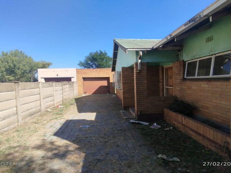 DISTRESSED 3 BEDROOM HOME – MASSIVE POTENTIAL INVESTMENT OPPORTUNITY - Photo 2