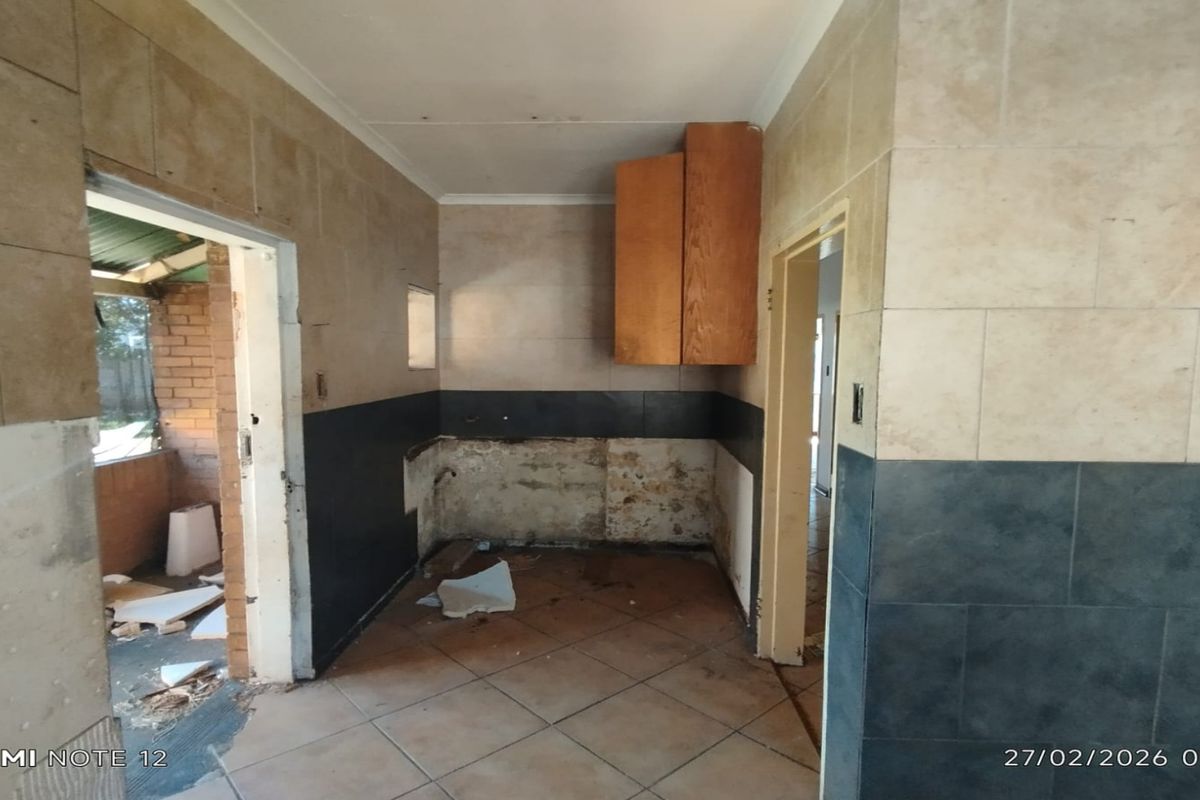 DISTRESSED 3 BEDROOM HOME – MASSIVE POTENTIAL INVESTMENT OPPORTUNITY - Photo 4