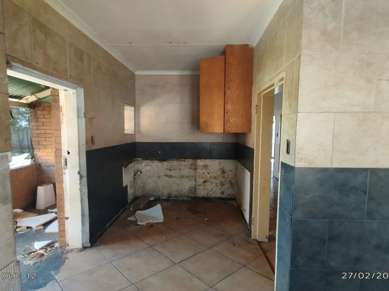 DISTRESSED 3 BEDROOM HOME – MASSIVE POTENTIAL INVESTMENT OPPORTUNITY - Photo 4