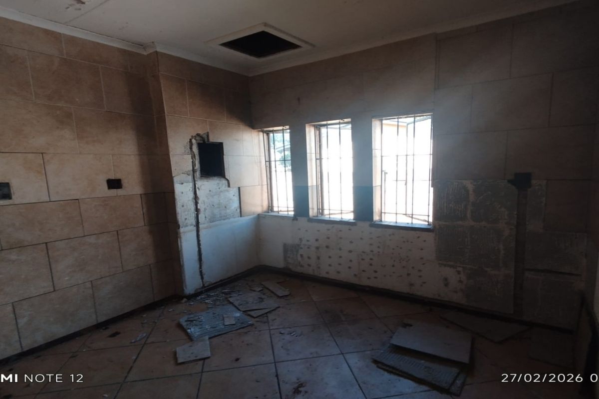 DISTRESSED 3 BEDROOM HOME – MASSIVE POTENTIAL INVESTMENT OPPORTUNITY - Photo 3