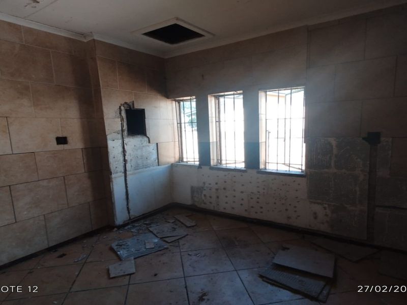 DISTRESSED 3 BEDROOM HOME – MASSIVE POTENTIAL INVESTMENT OPPORTUNITY - Photo 3