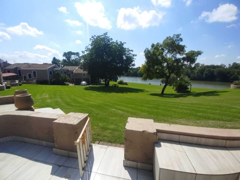 Riverfront Living at Its Best – Fully Furnished 3-Bedroom Gem in Secure Riviera Villa - Photo 1