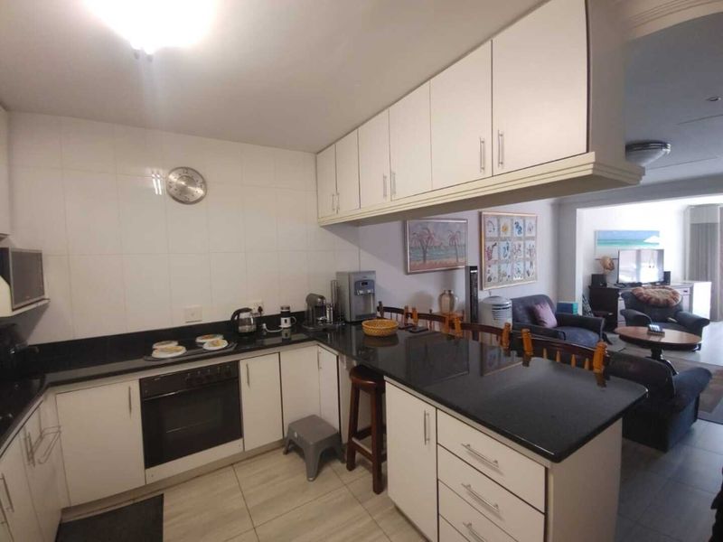 Riverfront Living at Its Best – Fully Furnished 3-Bedroom Gem in Secure Riviera Villa - Photo 2