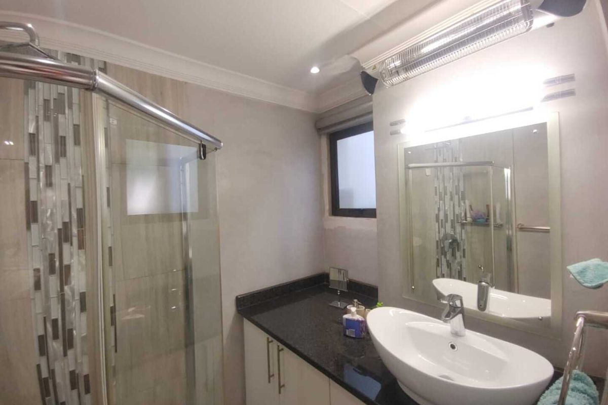 Riverfront Living at Its Best – Fully Furnished 3-Bedroom Gem in Secure Riviera Villa - Photo 5
