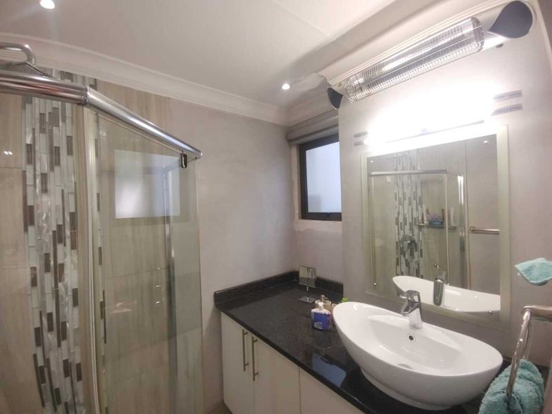 Riverfront Living at Its Best – Fully Furnished 3-Bedroom Gem in Secure Riviera Villa - Photo 5