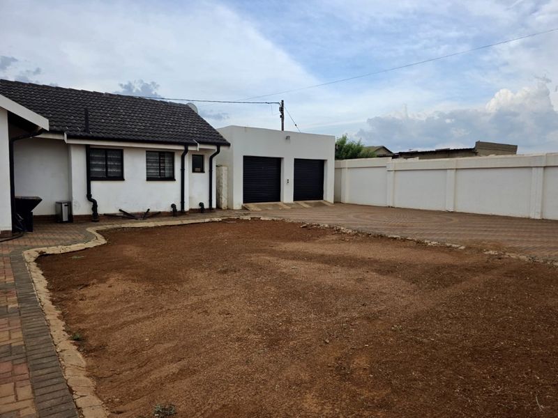 House to raise young family - Photo 2