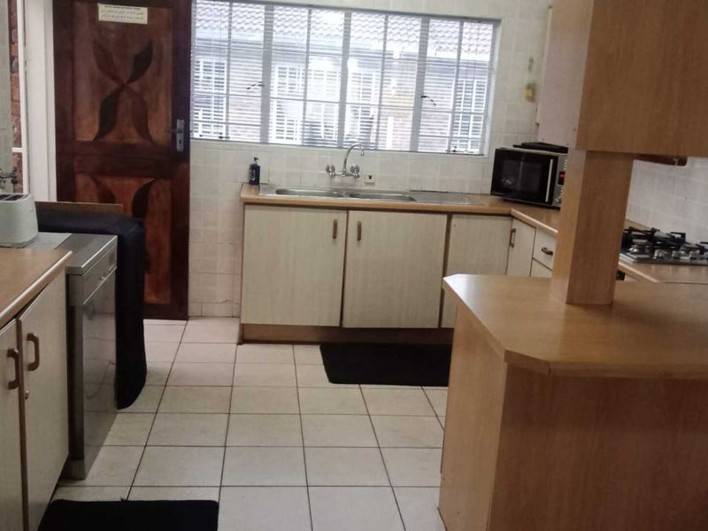 Modern 2-Bedroom Townhouse with Ensuite, Security Features & Covered Patio in Arcon Park - Photo 3