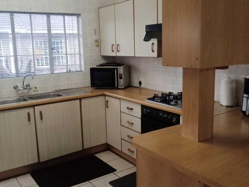 Modern 2-Bedroom Townhouse with Ensuite, Security Features & Covered Patio in Arcon Park - Photo 6