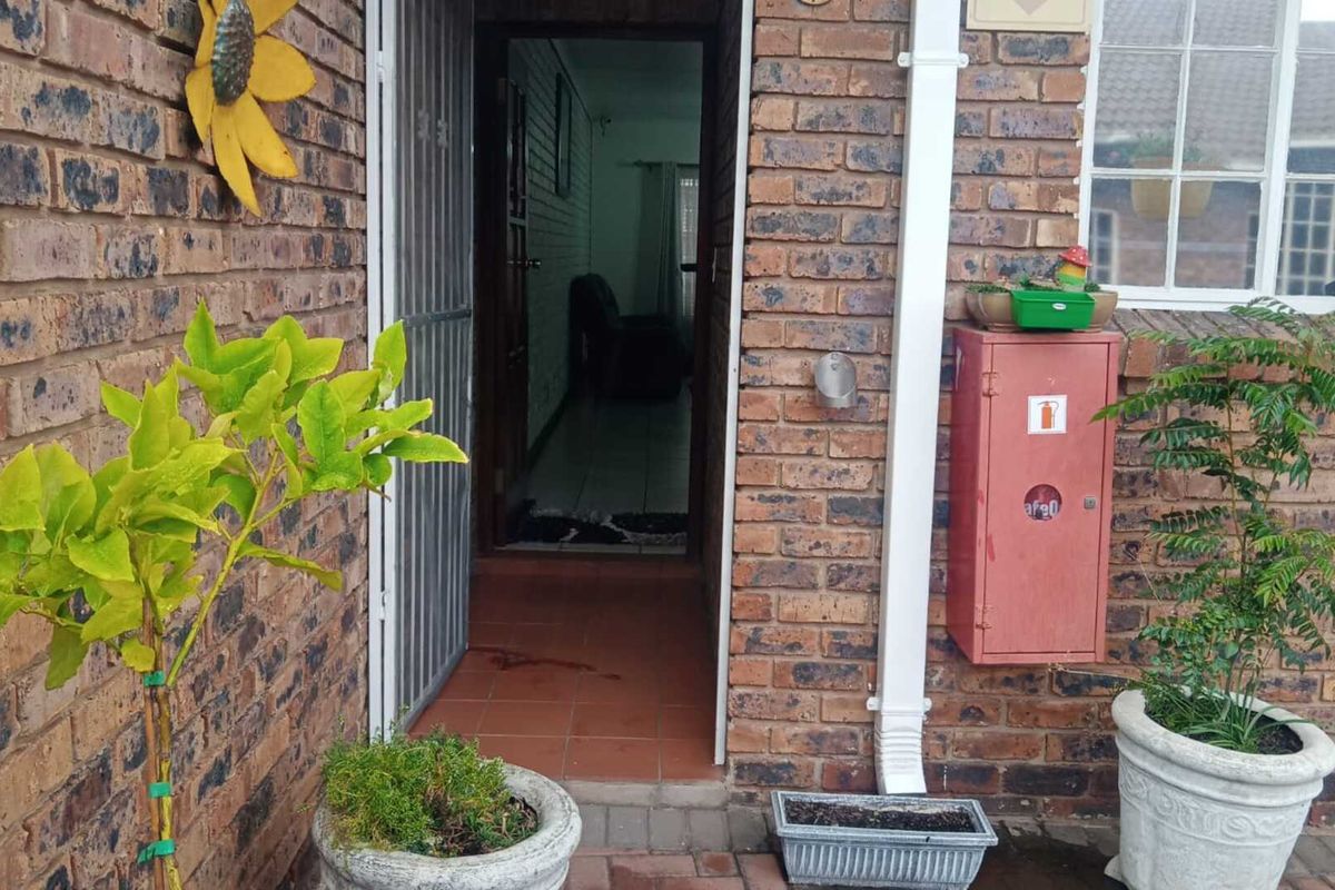 Modern 2-Bedroom Townhouse with Ensuite, Security Features & Covered Patio in Arcon Park - Photo 4