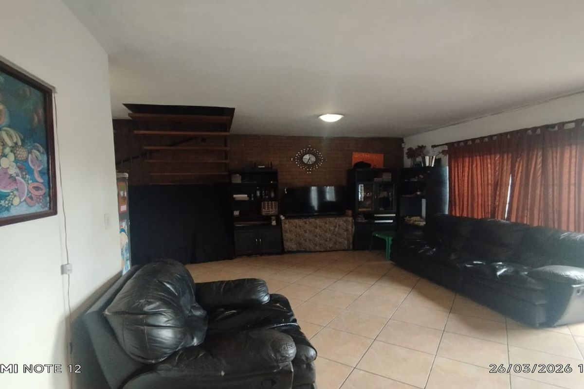Modern 3-Bedroom Duplex Townhouse with Solar Power & Private Garden - Photo 3