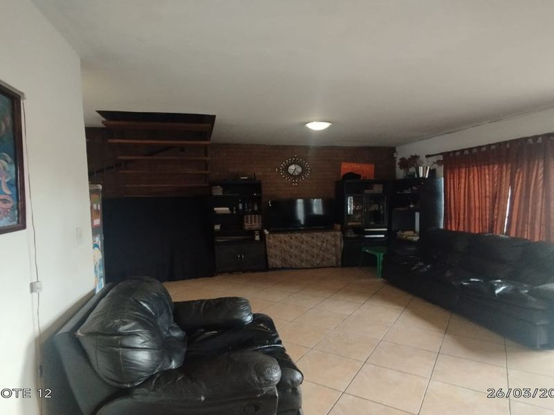 Modern 3-Bedroom Duplex Townhouse with Solar Power & Private Garden - Photo 3
