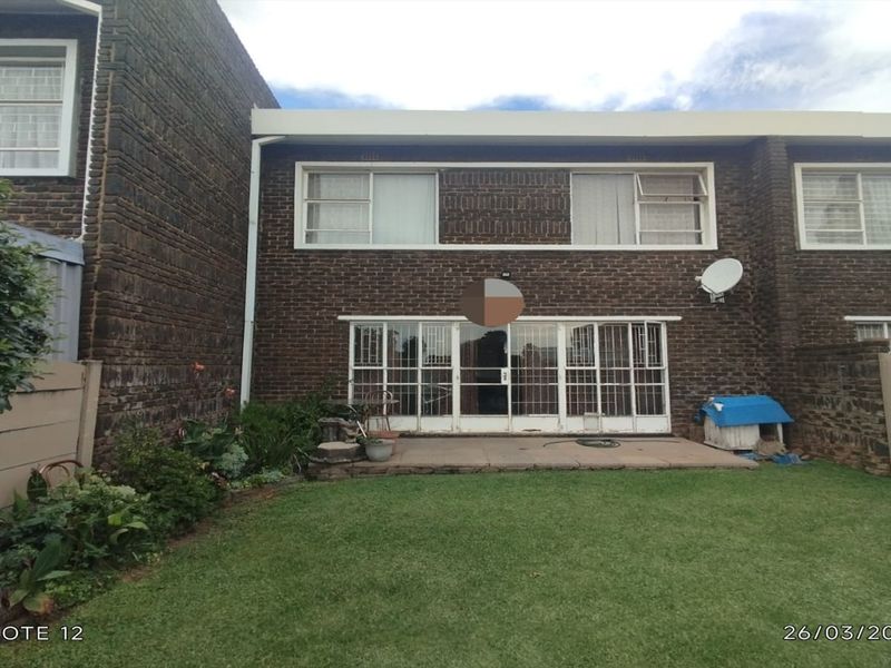 Modern 3-Bedroom Duplex Townhouse with Solar Power & Private Garden - Photo 1