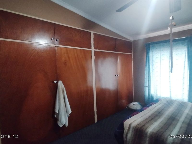 Modern 3-Bedroom Duplex Townhouse with Solar Power & Private Garden - Photo 8