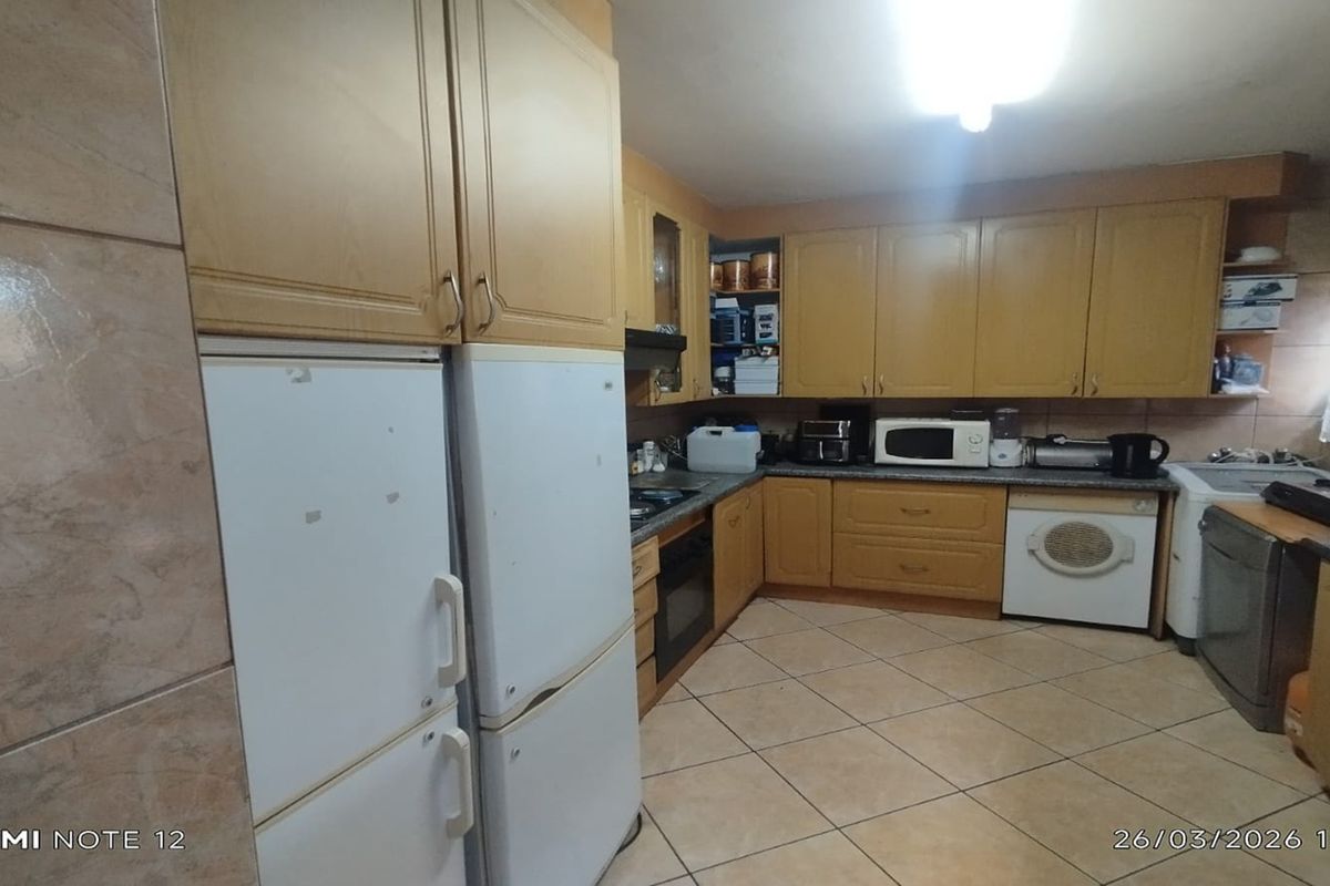 Modern 3-Bedroom Duplex Townhouse with Solar Power & Private Garden - Photo 4