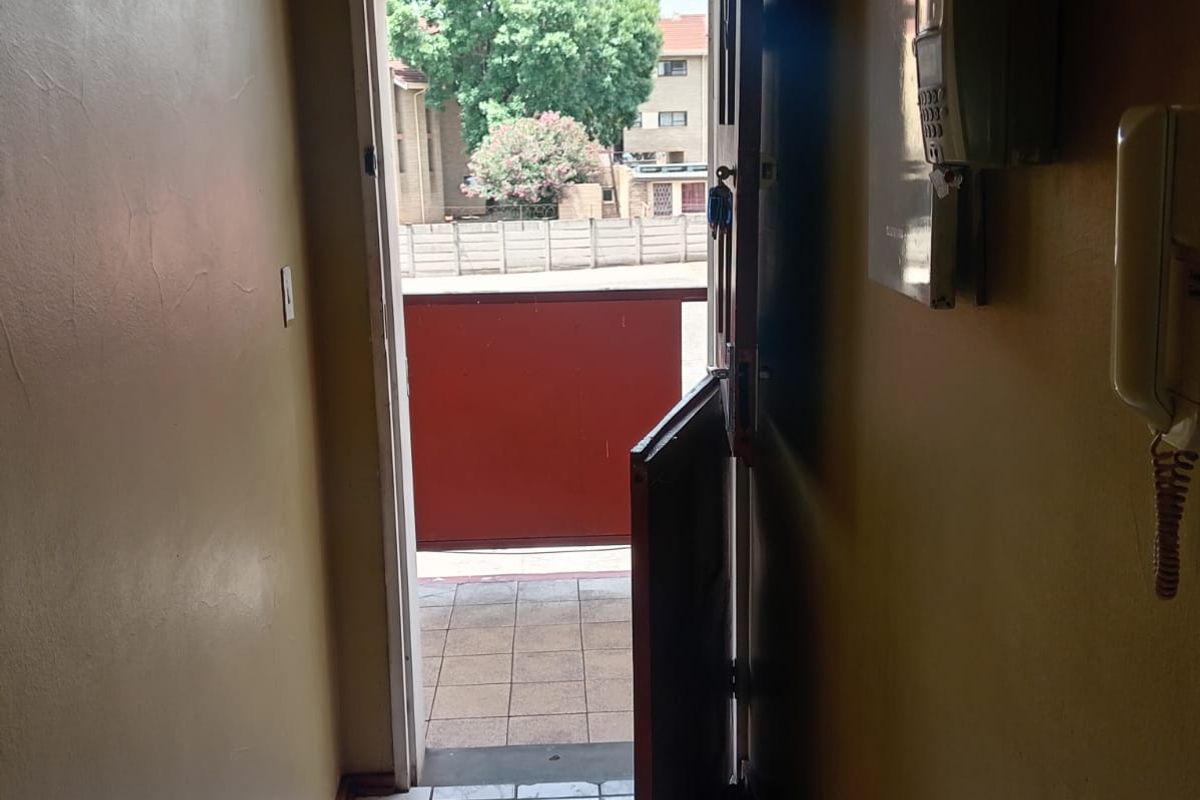 2-Bedroom Apartment for Sale in CW3 – Ideal for Students or Private Living - Photo 4