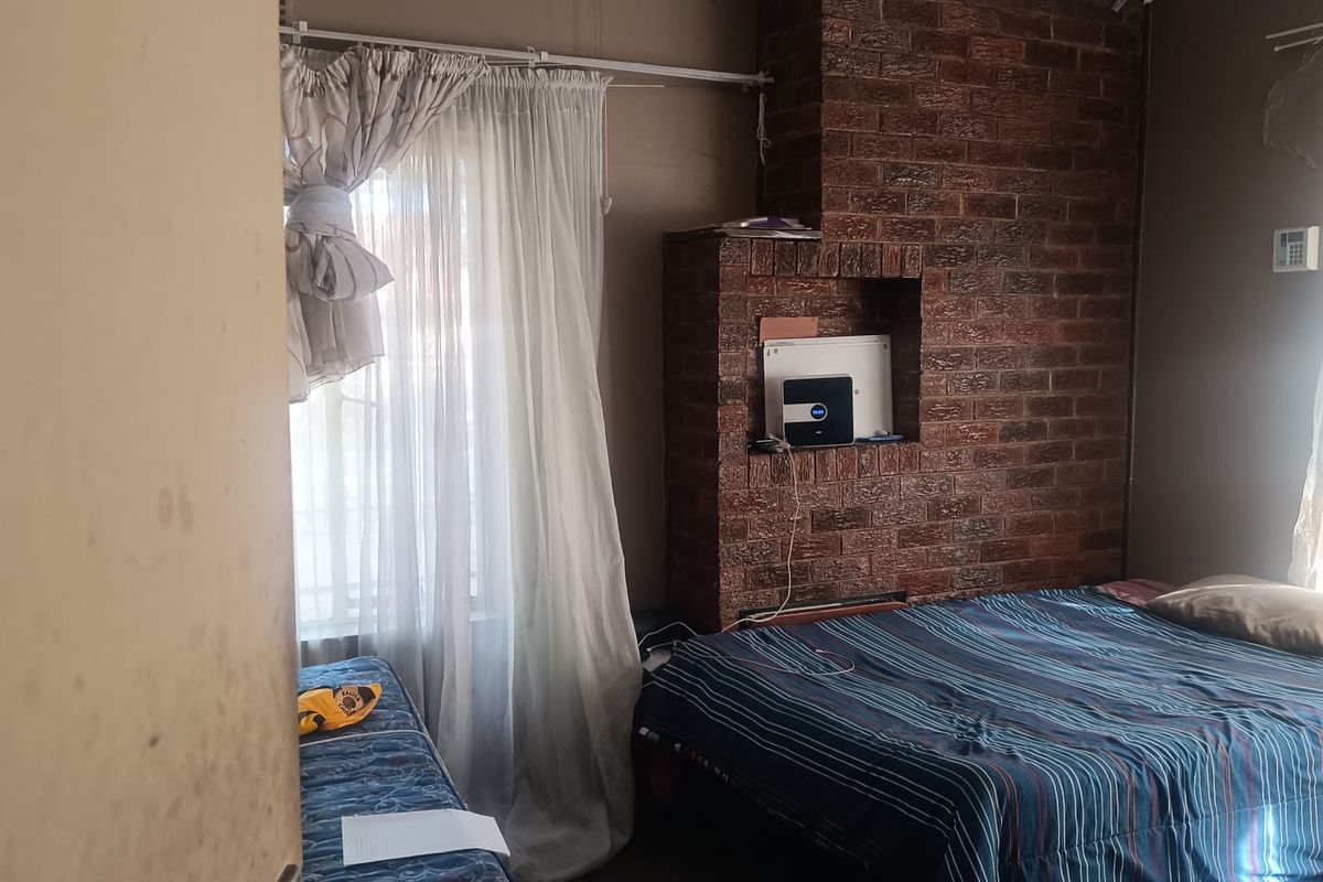 Spacious 5-Bedroom Family Home with Versatile Entertainment Space - Photo 5