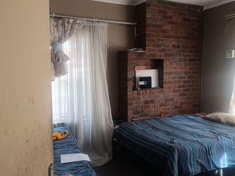 Spacious 5-Bedroom Family Home with Versatile Entertainment Space - Photo 5