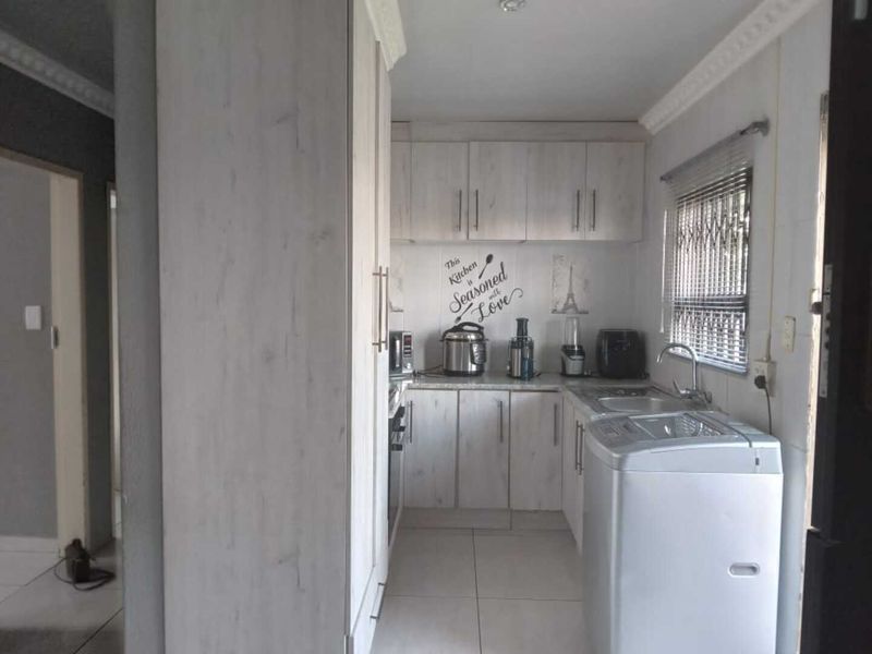 3 BEDROOM house for sale in Meyerton Park - Photo 8