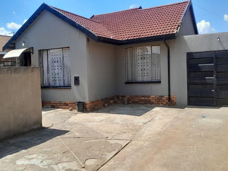 Charming 3-Bedroom Family Home in Sebokeng Zone 6 - Photo 1