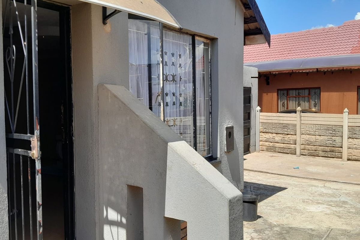 Charming 3-Bedroom Family Home in Sebokeng Zone 6 - Photo 3