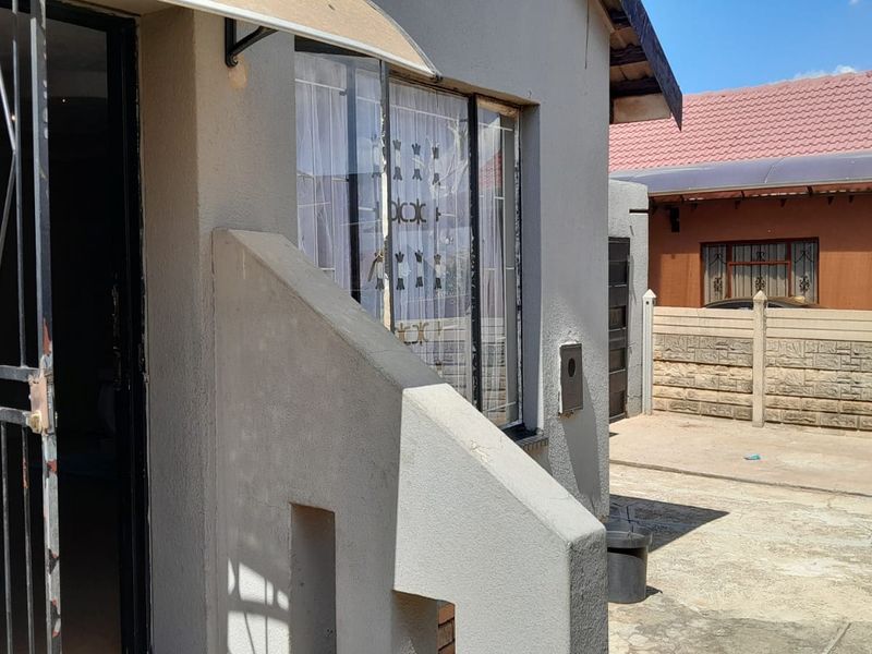 Charming 3-Bedroom Family Home in Sebokeng Zone 6 - Photo 3