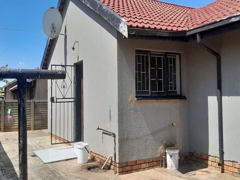 Charming 3-Bedroom Family Home in Sebokeng Zone 6 - Photo 9