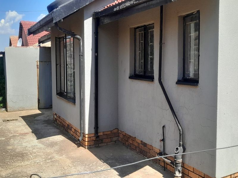 Charming 3-Bedroom Family Home in Sebokeng Zone 6 - Photo 10