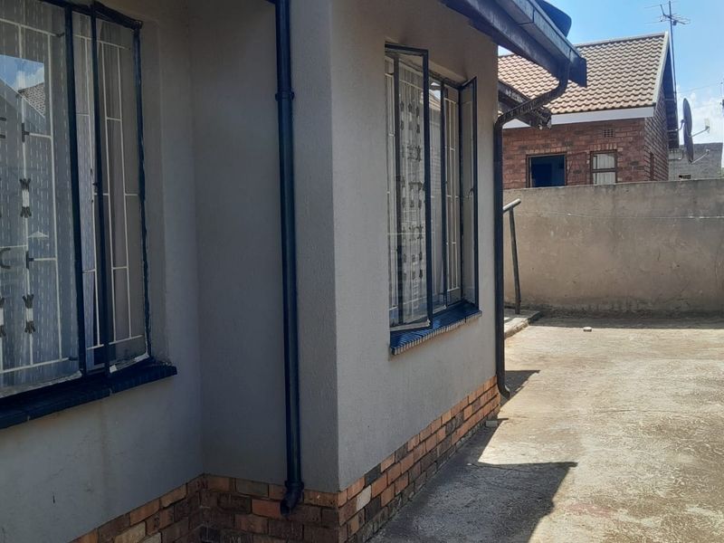 Charming 3-Bedroom Family Home in Sebokeng Zone 6 - Photo 7