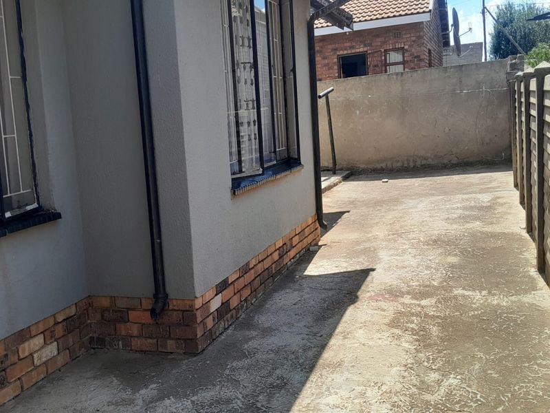 Charming 3-Bedroom Family Home in Sebokeng Zone 6 - Photo 6