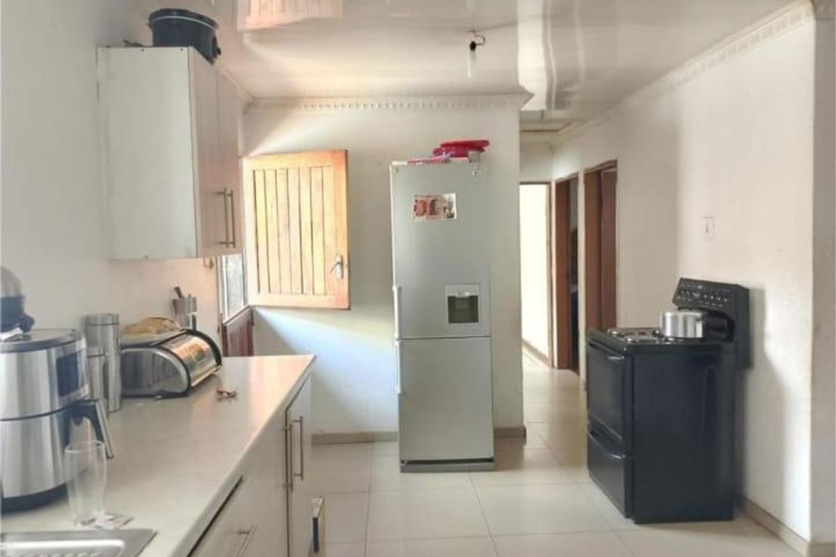 Comfort Meets Convenience: 3 bedrooms, family home with parking - Photo 5