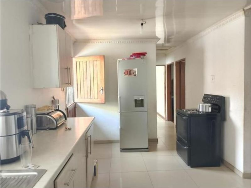 Comfort Meets Convenience: 3 bedrooms, family home with parking - Photo 5