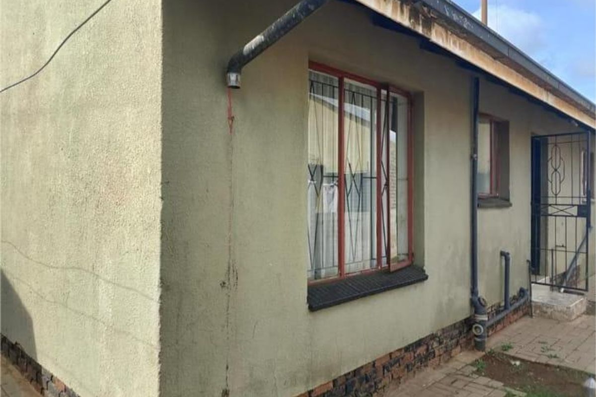 Comfort Meets Convenience: 3 bedrooms, family home with parking - Photo 3