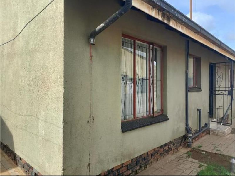 Comfort Meets Convenience: 3 bedrooms, family home with parking - Photo 3
