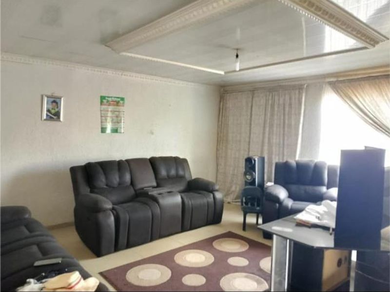 Comfort Meets Convenience: 3 bedrooms, family home with parking - Photo 7